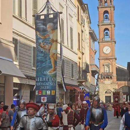 B&B A 2 Passi 파엔차